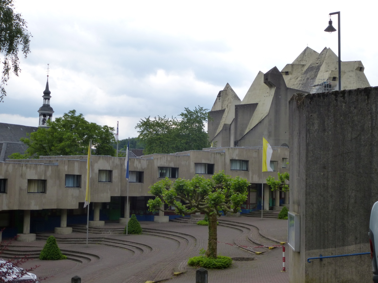 Pilgerhaus mit Dom (c) Marienwallfahrt Neviges